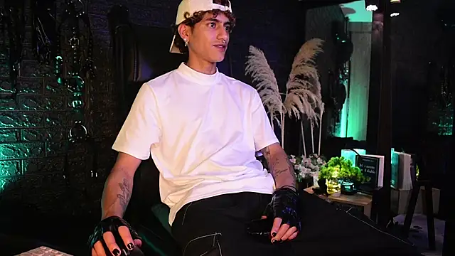 Snapshot of DemonKush-- chatting on October 29, 2025, 8:54 pm DemonKush-- online show from October 29, 2025, 8:54 pm