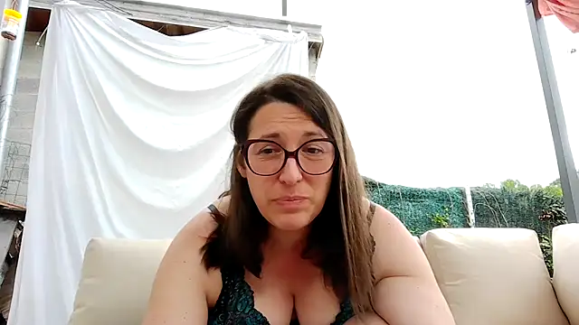 Snapshot of bella-louva chatting on June 2, 2026, 6:37 am bella-louva online show from June 2, 2026, 6:37 am