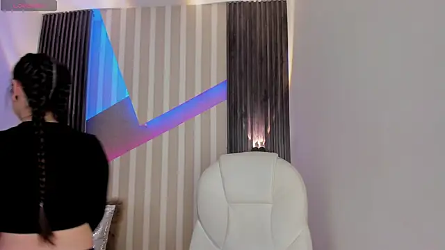 Snapshot of emily_layton chatting on February 6, 2025, 5:30 pm emily layton online show from February 6, 2025, 5:30 pm