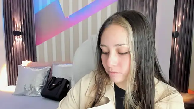 Snapshot of emily_layton chatting on October 13, 2025, 2:39 pm emily layton online show from October 13, 2025, 2:39 pm