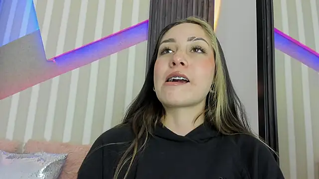 Snapshot of emily_layton chatting on October 19, 2025, 4:40 pm emily layton online show from October 19, 2025, 4:40 pm