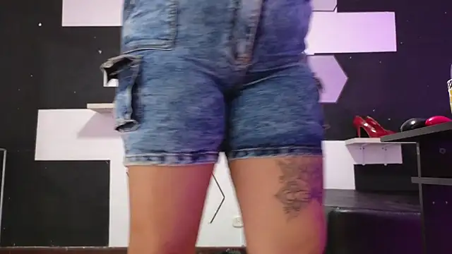 Snapshot of alondrabigtits chatting on October 9, 2025, 12:14 pm alondrabigtits online show from October 9, 2025, 12:14 pm