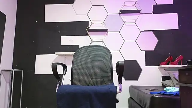 Snapshot of alondrabigtits chatting on October 15, 2025, 12:16 pm alondrabigtits online show from October 15, 2025, 12:16 pm