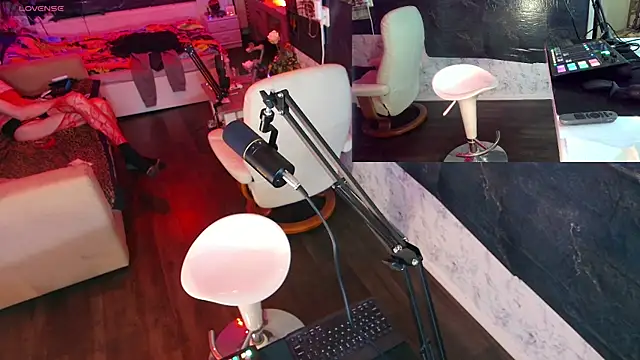 Snapshot of Doggyray44 chatting on December 21, 2024, 7:27 pm Doggyray44 online show from December 21, 2024, 7:27 pm