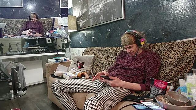 Snapshot of Doggyray44 chatting on February 18, 2025, 11:30 pm Doggyray44 online show from February 18, 2025, 11:30 pm