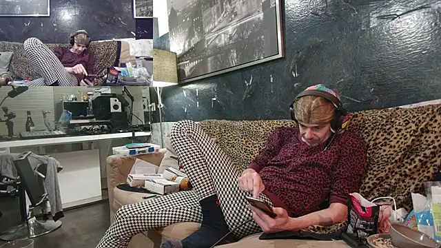 Snapshot of Doggyray44 chatting on February 19, 2025, 2:33 am Doggyray44 online show from February 19, 2025, 2:33 am