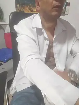 Snapshot of latinmartin73 chatting on January 6, 2026, 12:03 am latinmartin73 online show from January 6, 2026, 12:03 am