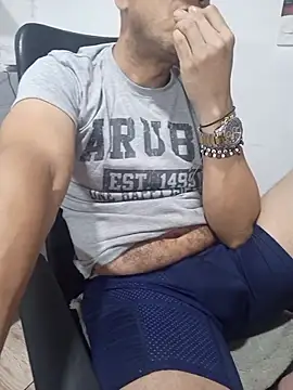 Snapshot of latinmartin73 chatting on February 14, 2026, 1:46 am latinmartin73 online show from February 14, 2026, 1:46 am