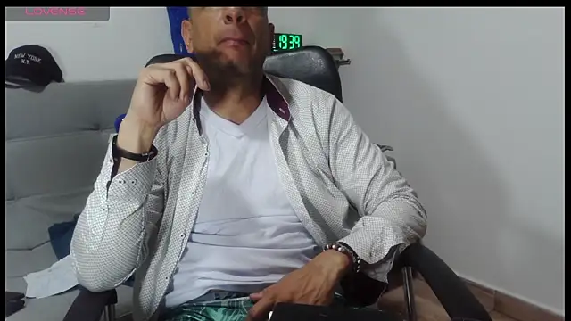 Snapshot of latinmartin73 chatting on March 26, 2026, 12:39 am latinmartin73 online show from March 26, 2026, 12:39 am