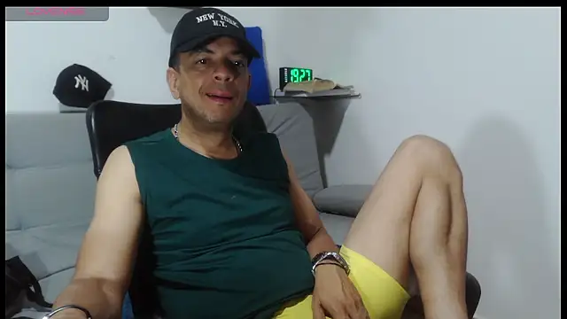 Snapshot of latinmartin73 chatting on April 10, 2026, 12:27 am latinmartin73 online show from April 10, 2026, 12:27 am
