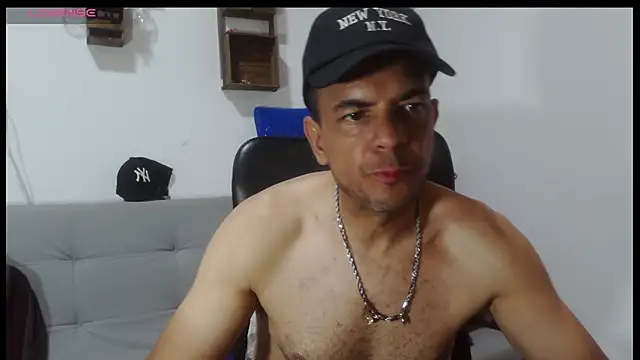Snapshot of latinmartin73 chatting on April 12, 2026, 5:40 pm latinmartin73 online show from April 12, 2026, 5:40 pm