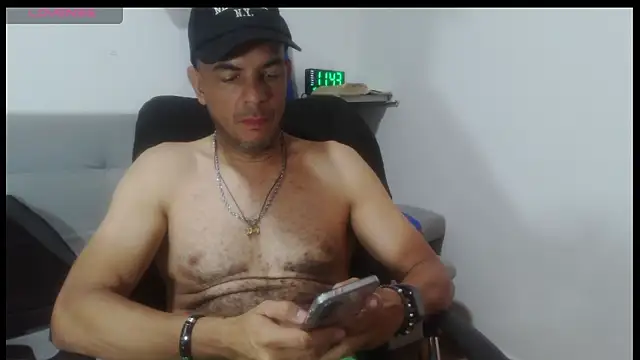 Snapshot of latinmartin73 chatting on April 18, 2026, 4:44 pm latinmartin73 online show from April 18, 2026, 4:44 pm
