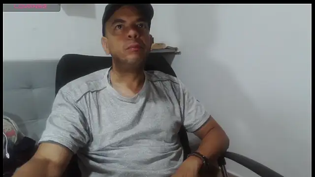 Snapshot of latinmartin73 chatting on April 19, 2026, 5:18 am latinmartin73 online show from April 19, 2026, 5:18 am