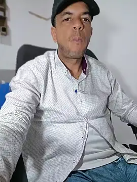 Snapshot of latinmartin73 chatting on April 29, 2026, 1:43 am latinmartin73 online show from April 29, 2026, 1:43 am