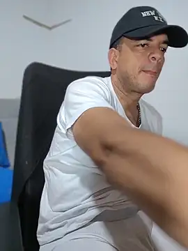 Snapshot of latinmartin73 chatting on April 30, 2026, 12:39 am latinmartin73 online show from April 30, 2026, 12:39 am