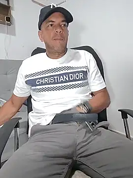 Snapshot of latinmartin73 chatting on May 4, 2026, 1:34 am latinmartin73 online show from May 4, 2026, 1:34 am