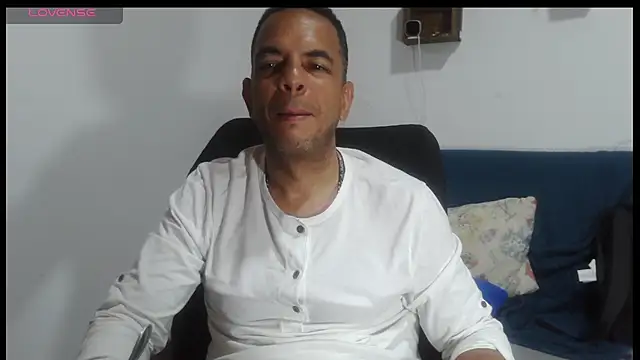 Snapshot of latinmartin73 chatting on May 10, 2026, 5:12 am latinmartin73 online show from May 10, 2026, 5:12 am