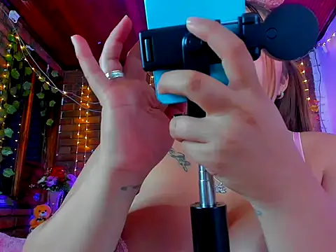 dulcevegga online show from October 12, 2025, 1:37 am