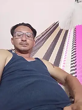 Snapshot of Andresguz35 chatting on October 27, 2025, 1:53 am Andresguz35 online show from October 27, 2025, 1:53 am