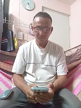 Snapshot of Andresguz35 chatting on November 3, 2025, 4:03 am Andresguz35 online show from November 3, 2025, 4:03 am