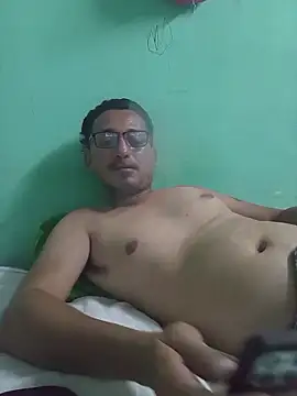 Snapshot of Andresguz35 chatting on November 18, 2025, 2:50 am Andresguz35 online show from November 18, 2025, 2:50 am