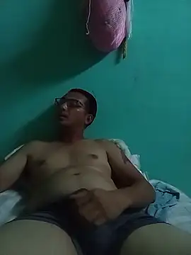 Snapshot of Andresguz35 chatting on December 2, 2025, 5:02 am Andresguz35 online show from December 2, 2025, 5:02 am