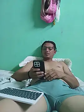 Snapshot of Andresguz35 chatting on December 5, 2025, 6:00 am Andresguz35 online show from December 5, 2025, 6:00 am