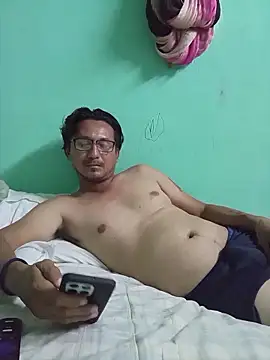 Snapshot of Andresguz35 chatting on December 14, 2025, 4:29 am Andresguz35 online show from December 14, 2025, 4:29 am