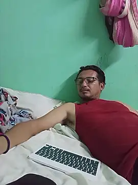 Snapshot of Andresguz35 chatting on December 18, 2025, 5:46 am Andresguz35 online show from December 18, 2025, 5:46 am