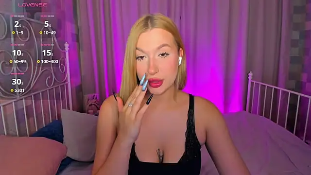 Snapshot of Emma__Leee chatting on November 7, 2025, 12:54 am Emma Leee online show from November 7, 2025, 12:54 am