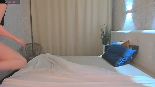 Emma  Leee online show from March 11, 2026, 1:11 am