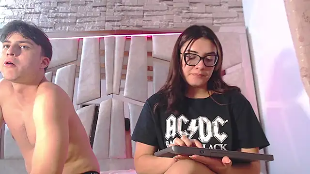 Snapshot of mia_and_austin chatting on February 7, 2025, 5:52 am mia and austin online show from February 7, 2025, 5:52 am