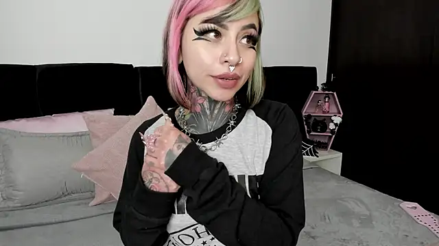 Snapshot of NikkiRamone chatting on January 3, 2025, 3:22 pm NikkiRamone online show from January 3, 2025, 3:22 pm