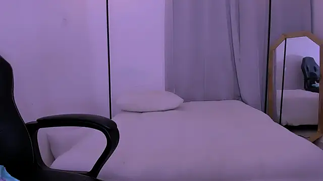 Snapshot of Miiafoxxx chatting on December 18, 2024, 4:20 am Miiafoxxx online show from December 18, 2024, 4:20 am