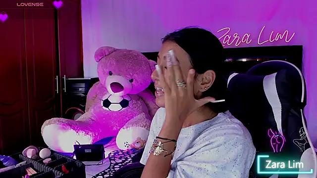 ZaraLim online show from September 17, 2025, 7:48 pm