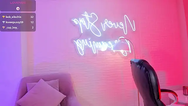 Snapshot of RebeccaHudson chatting on March 10, 2025, 3:23 am RebeccaHudson online show from March 10, 2025, 3:23 am