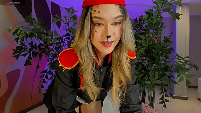 Snapshot of RebeccaHudson chatting on October 31, 2025, 8:32 pm RebeccaHudson online show from October 31, 2025, 8:32 pm