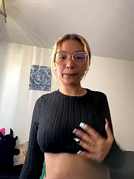 baby lizy online show from September 25, 2025, 9:18 pm