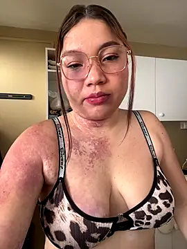 Snapshot of WhiteWomen chatting on October 13, 2025, 3:23 pm WhiteWomen online show from October 13, 2025, 3:23 pm