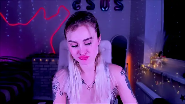 Snapshot of _Ravenaa chatting on February 6, 2025, 5:51 pm Ravenaa online show from February 6, 2025, 5:51 pm