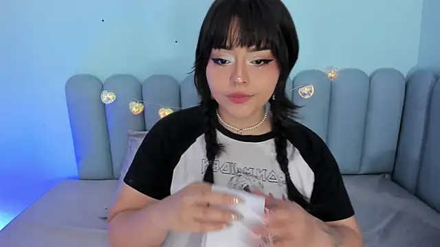 curvy rousi online show from December 20, 2025, 11:50 am