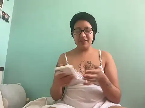 Snapshot of bbymadokaa chatting on December 5, 2025, 4:47 pm bbymadokaa online show from December 5, 2025, 4:47 pm