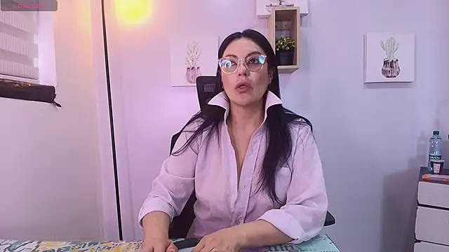 Snapshot of Zuzana21 chatting on May 4, 2026, 1:29 pm Zuzana21 online show from May 4, 2026, 1:29 pm