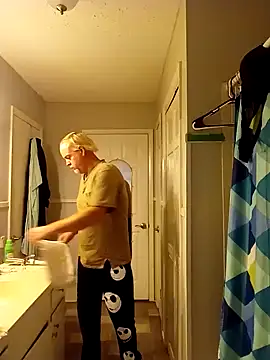 Snapshot of marc1812 chatting on December 26, 2024, 9:58 pm marc1812 online show from December 26, 2024, 9:58 pm