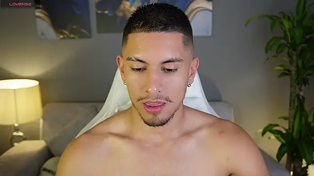 Snapshot of Aaronfox_x chatting on January 14, 2025, 12:43 am Aaronfox x online show from January 14, 2025, 12:43 am