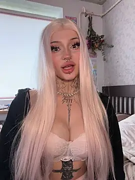 madelinexx online show from June 17, 2026, 11:01 am