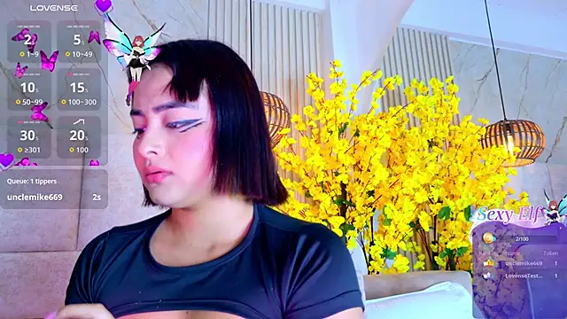 KimVelezz online show from May 18, 2026, 7:41 pm