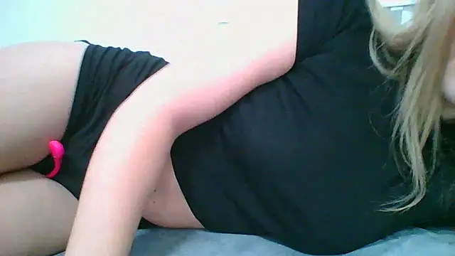 Snapshot of Emma_99 chatting on November 30, 2025, 10:19 am Emma 99 online show from November 30, 2025, 10:19 am