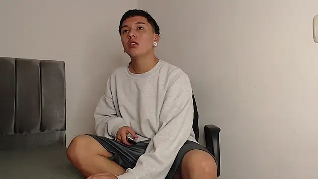 Snapshot of alex-lover chatting on February 26, 2025, 1:11 am alex-lover online show from February 26, 2025, 1:11 am