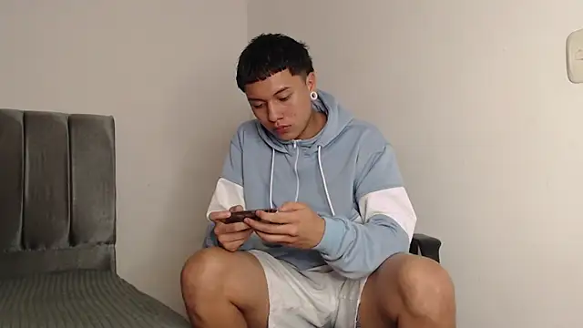 Snapshot of alex-lover chatting on February 28, 2025, 4:32 am alex-lover online show from February 28, 2025, 4:32 am